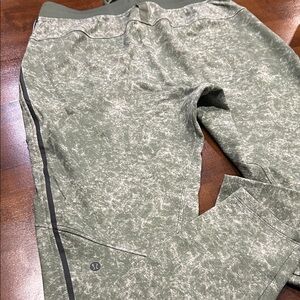 lululemon athletica Men's Green Textured Joggers